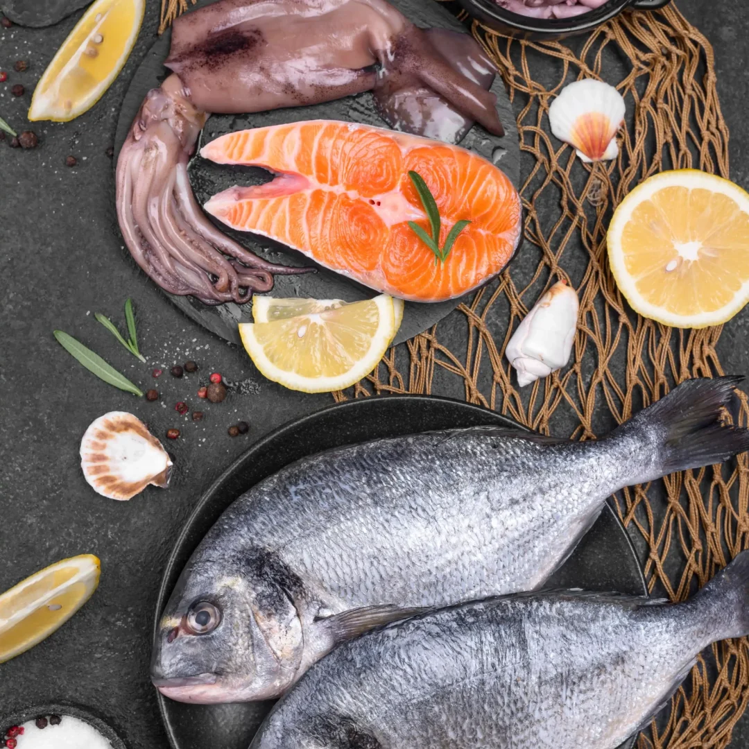 pescado-de-marisco-crudo-fresco-en-varios-platos_11zon_11zon